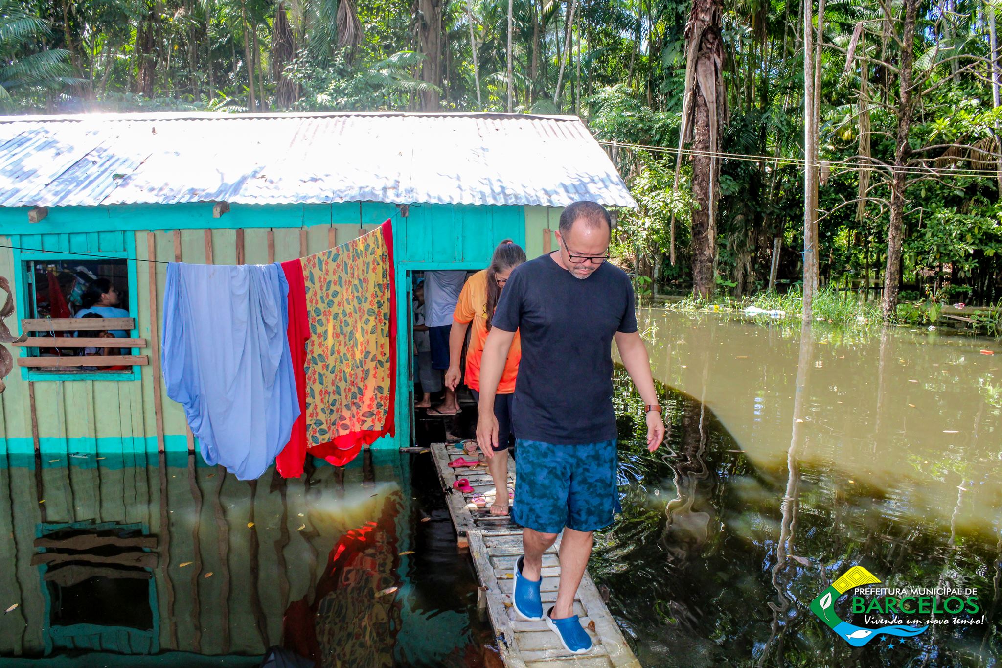 Prefeito de Barcelos Edson Mendes visita famílias atingidas pela enchente